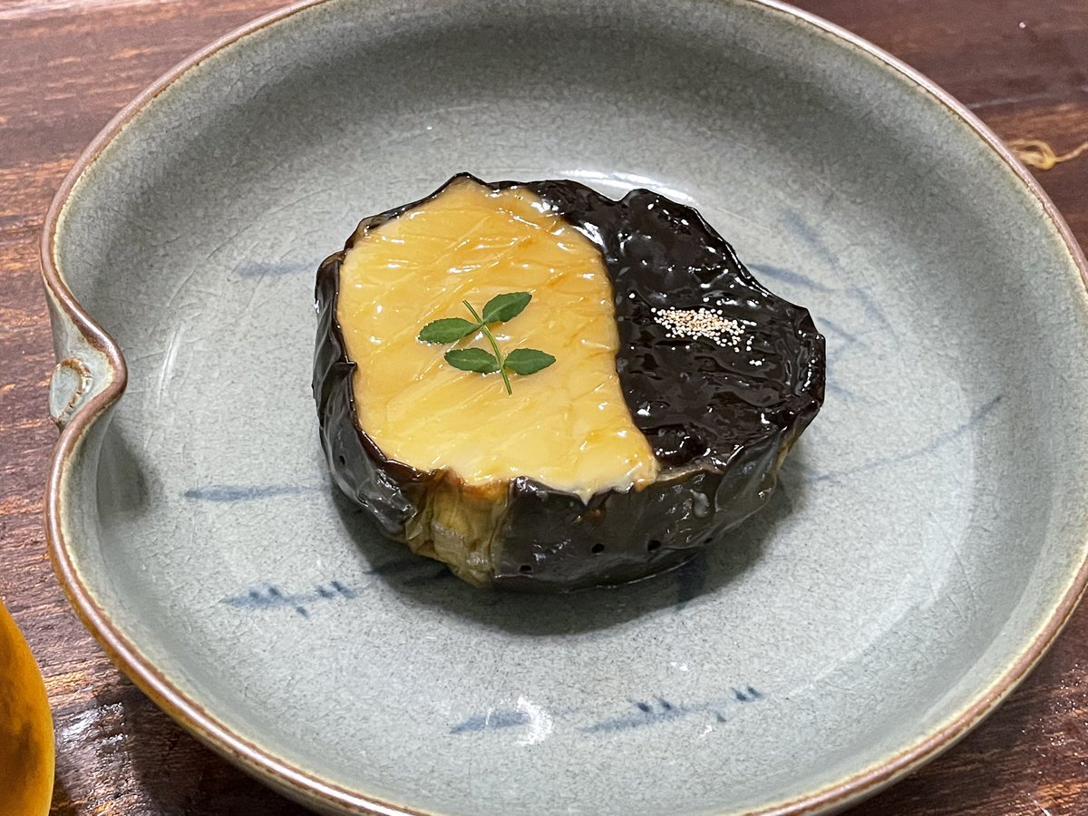 ErosPierrot's tweet photo. そのまま京都に敬意を表しちゃおうかな(^^)
賀茂茄子に、鱧のアスパラ巻きじゃ。
何故かお酒は山形なのですが、
そちらは漬物合わせでの抜栓。 https://t.co/LhMmkb9coH