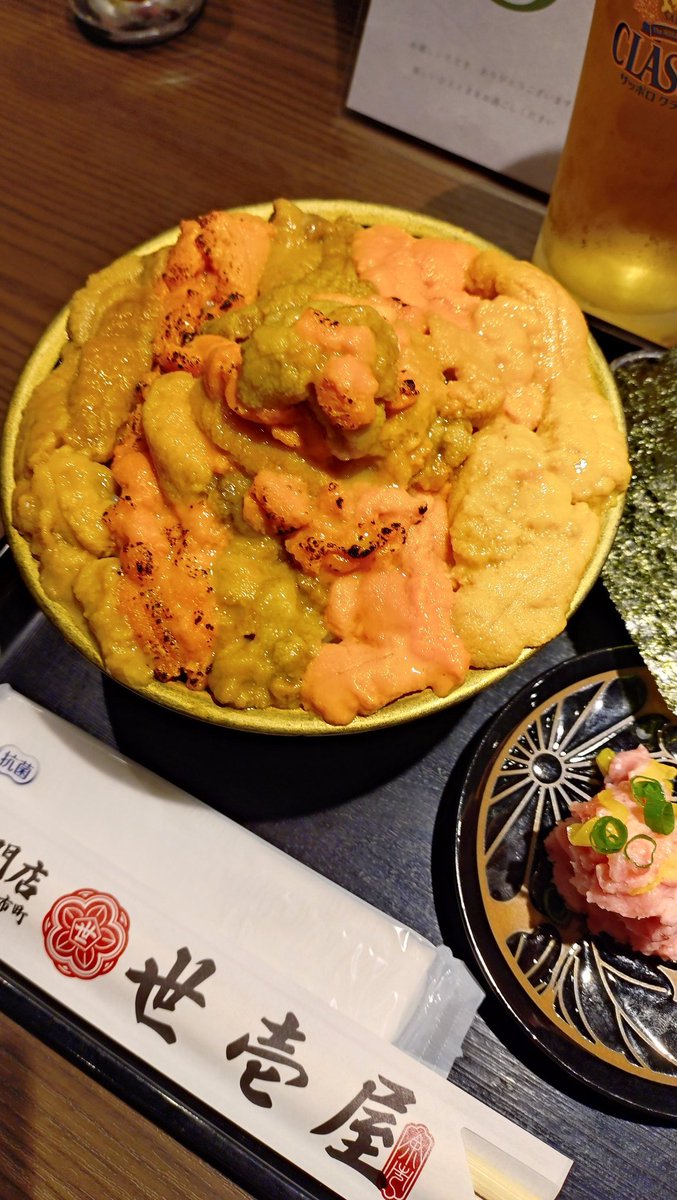 totsuo999's tweet photo. 昨日は誕生日だったし、本日のランチは5大うに食べ比べ丼！
「うに、ばいのせぺっかー！」
「ぽくぽく！ゴージャス！」
ちゅうちゃんとちゃっぷもお喜びよ✨
#世壱屋札幌南二条店 https://t.co/r7lI0osjpf