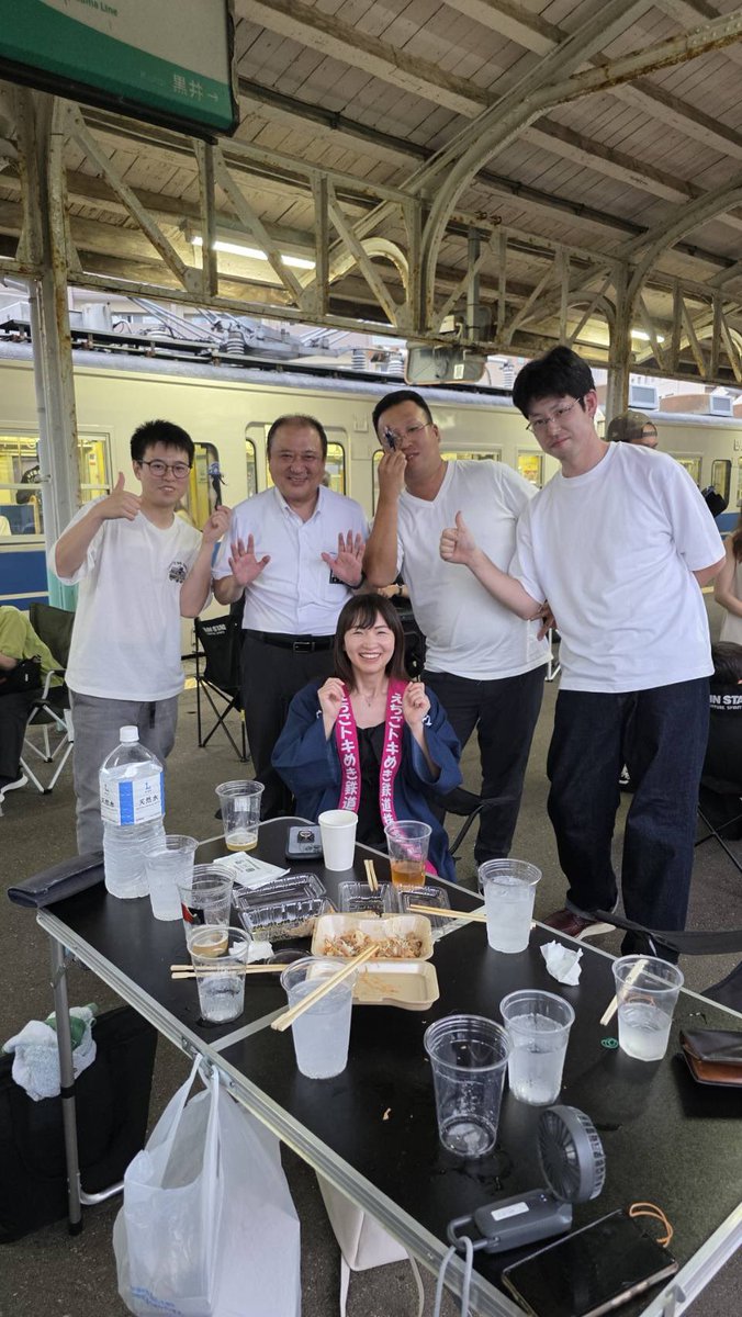 yq90xl's tweet photo. 社長さん回ってきて、社員専用のハッピ可愛かったからちょい羽織らせてもらった(*⁰▿⁰*)
ついでに常連さんがウチら＋社長さんの写真撮ってくれた（笑） https://t.co/EoKdxsS9SH