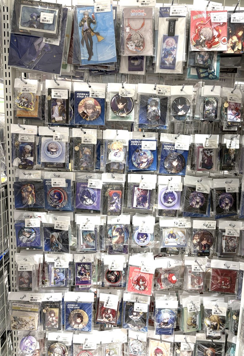 lashin_sinjuku4's tweet photo. 【新店オープン準備中！】
『崩壊：スターレイル』コーナーのディスプレイが完了しました！
美しいイラストのアクリルスタンドや缶バッジ、人気のちびキャラグッズなど、ゲームの世界に飛び込みたくなるラインナップです……！
楽しんでいただけるお店を目指します！#崩壊スターレイル #スターレイル https://t.co/5c7YYKiXv6