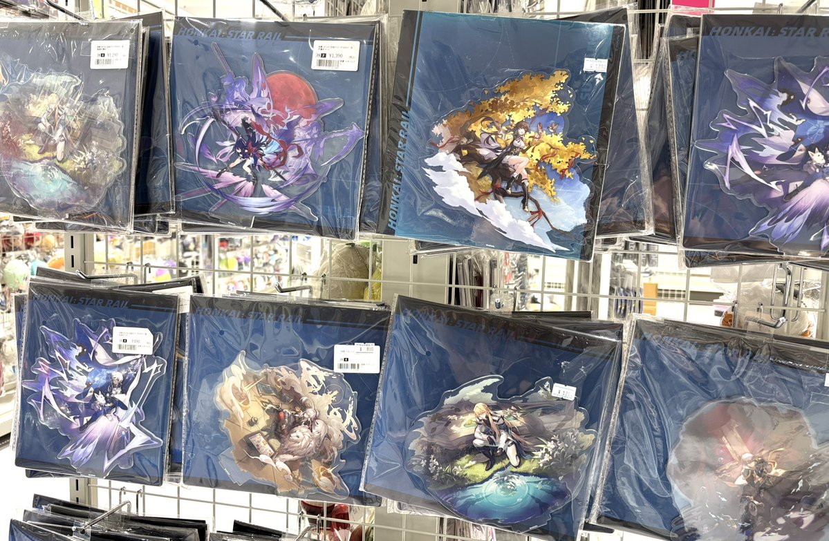 lashin_sinjuku4's tweet photo. 【新店オープン準備中！】
『崩壊：スターレイル』コーナーのディスプレイが完了しました！
美しいイラストのアクリルスタンドや缶バッジ、人気のちびキャラグッズなど、ゲームの世界に飛び込みたくなるラインナップです……！
楽しんでいただけるお店を目指します！#崩壊スターレイル #スターレイル https://t.co/5c7YYKiXv6