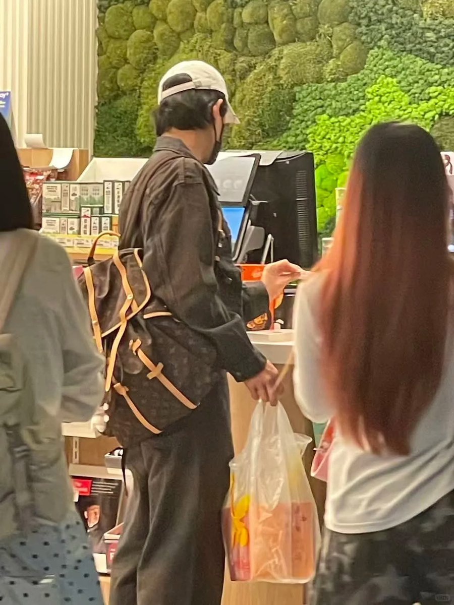 hannawithanh_'s tweet photo. A MAN OF HIS WORDS 😭😭😭 flying back to beijing without forgetting pastries for his baby 😭

#政瞳 #aylio https://t.co/6p39uSCYtV