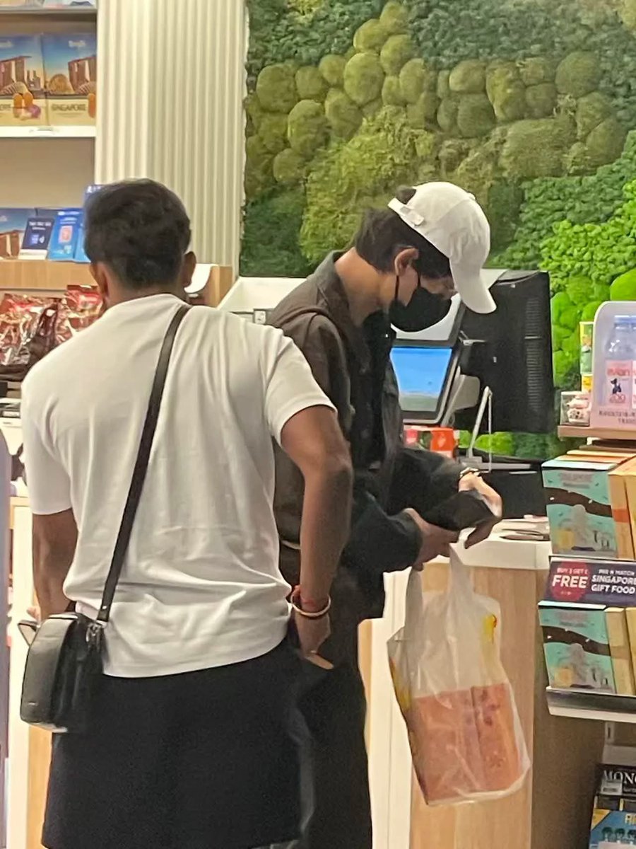 hannawithanh_'s tweet photo. A MAN OF HIS WORDS 😭😭😭 flying back to beijing without forgetting pastries for his baby 😭

#政瞳 #aylio https://t.co/6p39uSCYtV