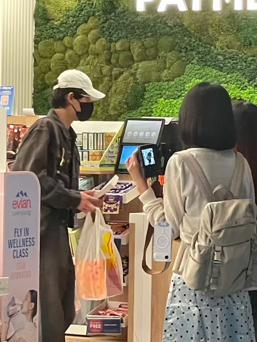hannawithanh_'s tweet photo. A MAN OF HIS WORDS 😭😭😭 flying back to beijing without forgetting pastries for his baby 😭

#政瞳 #aylio https://t.co/6p39uSCYtV