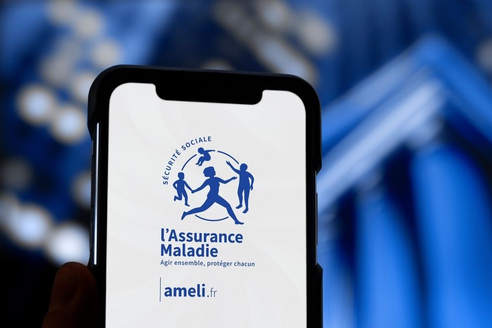 JusteMilieu3's tweet photo. URGENT 🔴 

🏥 L'Assurance maladie veut économiser 4 milliards sur la santé en 2027.
Cet hiver, les urgences seront saturées. Les ministres feront les étonnés. Les Français, eux, attendront dans les couloirs. 😶

📍 Ce que la Cnam propose de couper : 1,3 milliard sur les médicaments, 800 millions sur les soins, 300 millions de baisses de tarifs sur les spécialistes. Et la prévention comme solution miracle.
📍 Le déficit réel de l'Assurance maladie : 15,9 milliards d'euros en 2025. En hausse. Toujours.
📍 Le scénario connu d'avance : on coupe maintenant, on s'étonne cet hiver. Canicule, grippe, épidémie : à chaque crise, les mêmes urgences saturées, les mêmes discours, les mêmes promesses.

Ils appellent ça « responsabilité financière ».
On appelle ça préparer la prochaine catastrophe sanitaire. 

L'article complet en premier commentaire 👇