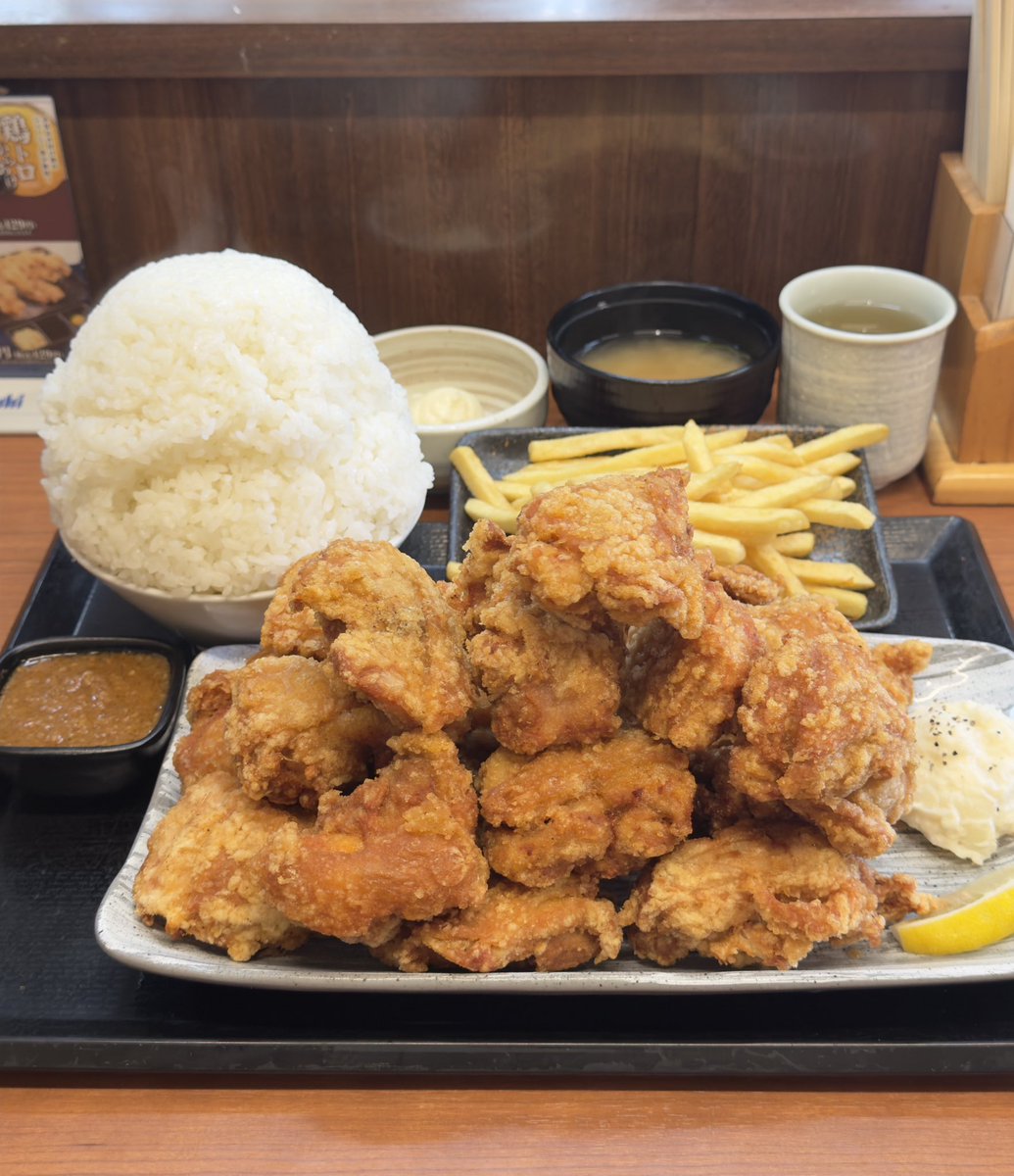 FIRE60028219's tweet photo. 38歳独身男性の夕食は

からやまの唐揚げ20個です🥲🍚✨🐥
（税込3,641円） https://t.co/OM18j7tThs