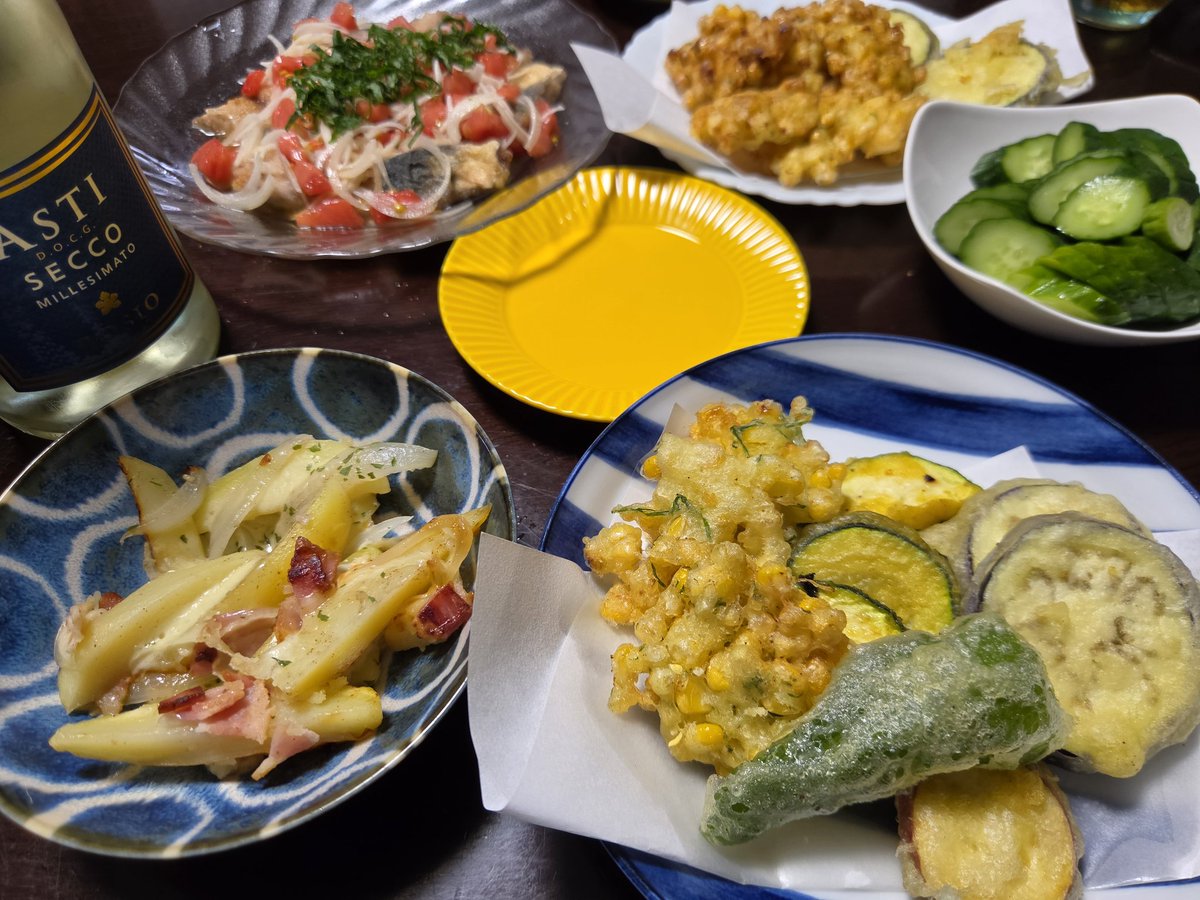 mugicoro's tweet photo. うちの畑のとうもろこし🌽が採れました～🎵早速レンチンと天ぷらに～
天ぷらめちゃくちゃ美���しい✨
#おうちごはん #家庭料理 #とうもろこしの天ぷら https://t.co/YIQWc13hc9
