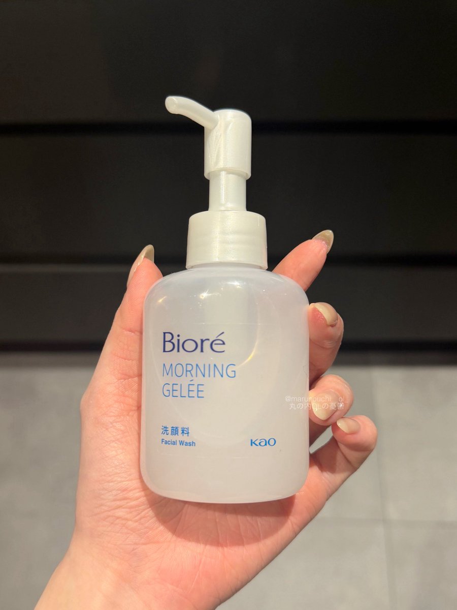 marunouchi__ol_'s tweet photo. ビオレの朝用ジュレ洗顔、990円はおかしい。顔の要らない油分だけ回収されるからインナードライに良すぎる。ジュレが皮脂だけを包んで落とし、保湿成分は残すらしい。朝しか使わないから減らないし990円は怖いよ普通に https://t.co/nNhizUdyhb