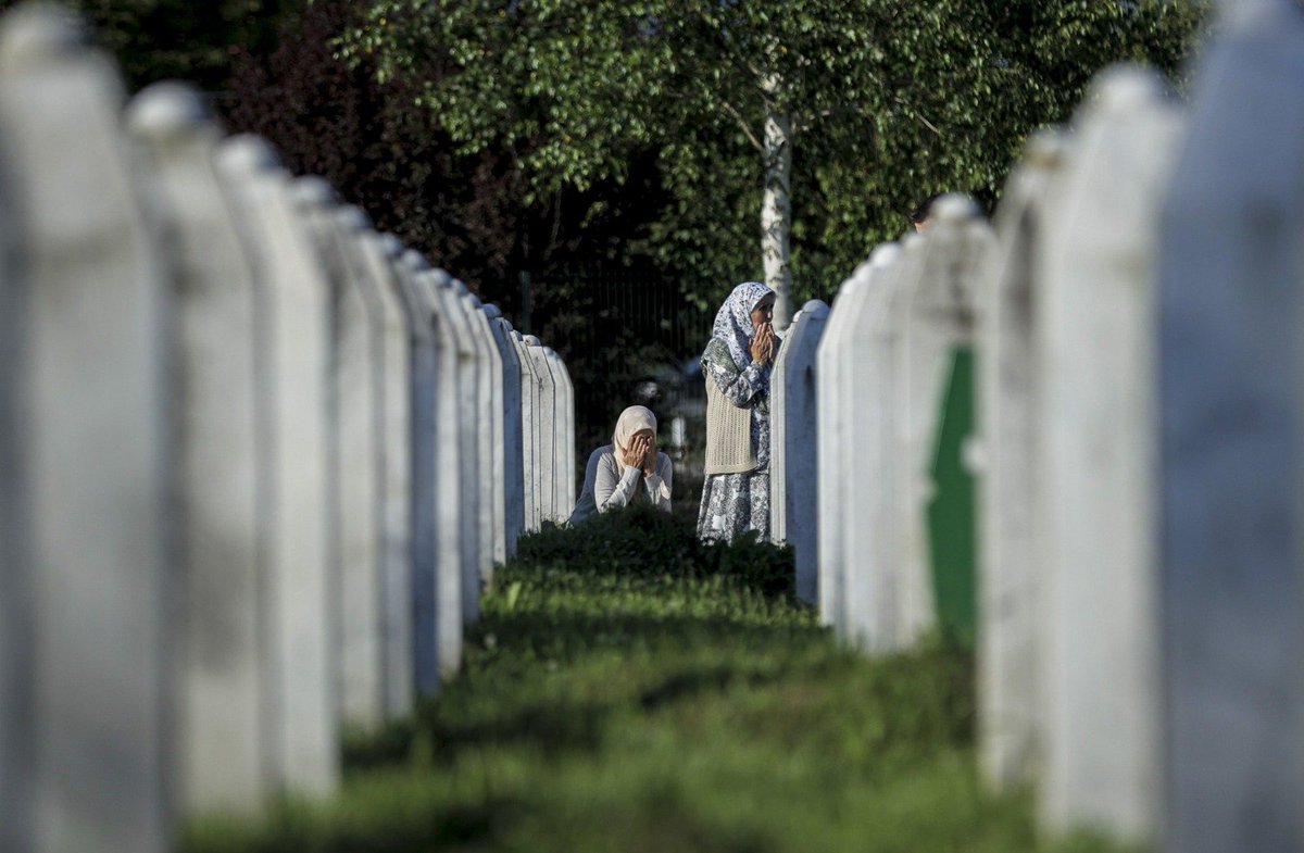 MustafaSentop's tweet photo. Srebrenitsa, bir kasabanın değil, bir medeniyet iddiasının çöktüğü yerdir. 

11 Temmuz 1995’te, BM bayrağının gölgesinde 8372 Boşnak kardeşimiz katledildi; dünya seyretti. 

31 yıldır Potoçari’de her yıl açılan yeni mezarlar, adaletin hâlâ tamamlanmadığının şahididir. 

Şehitlerimize rahmet, kederli annelere sabır niyaz ediyorum. 

Unutmayacağız, unutturmayacağız.