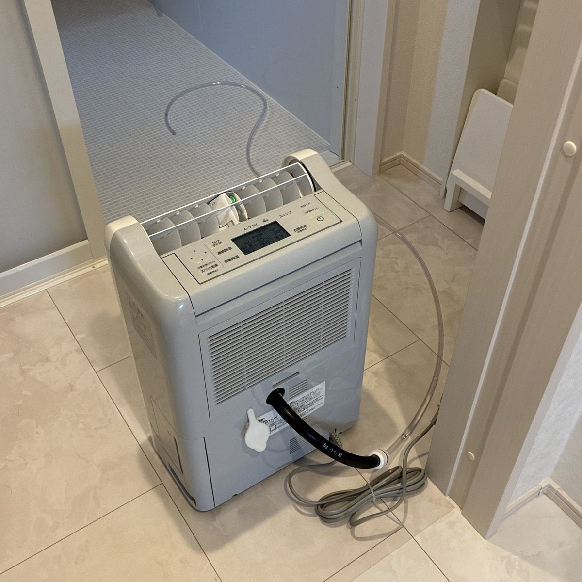 mtmt_ouchi's tweet photo. 湿度環境がだいぶ良くないので、余ってる太陽光発電で日中は除湿機連続運転中。排水がすぐ満タンになるので連続排水を確立

緑とか青とか目立つ色を入れたくなかったので、内径15mmの黒色農業用ホース→グレー色継手(処分品)→内径8mm透明ホースを使用してシンプルに https://t.co/keoNQMl9E9