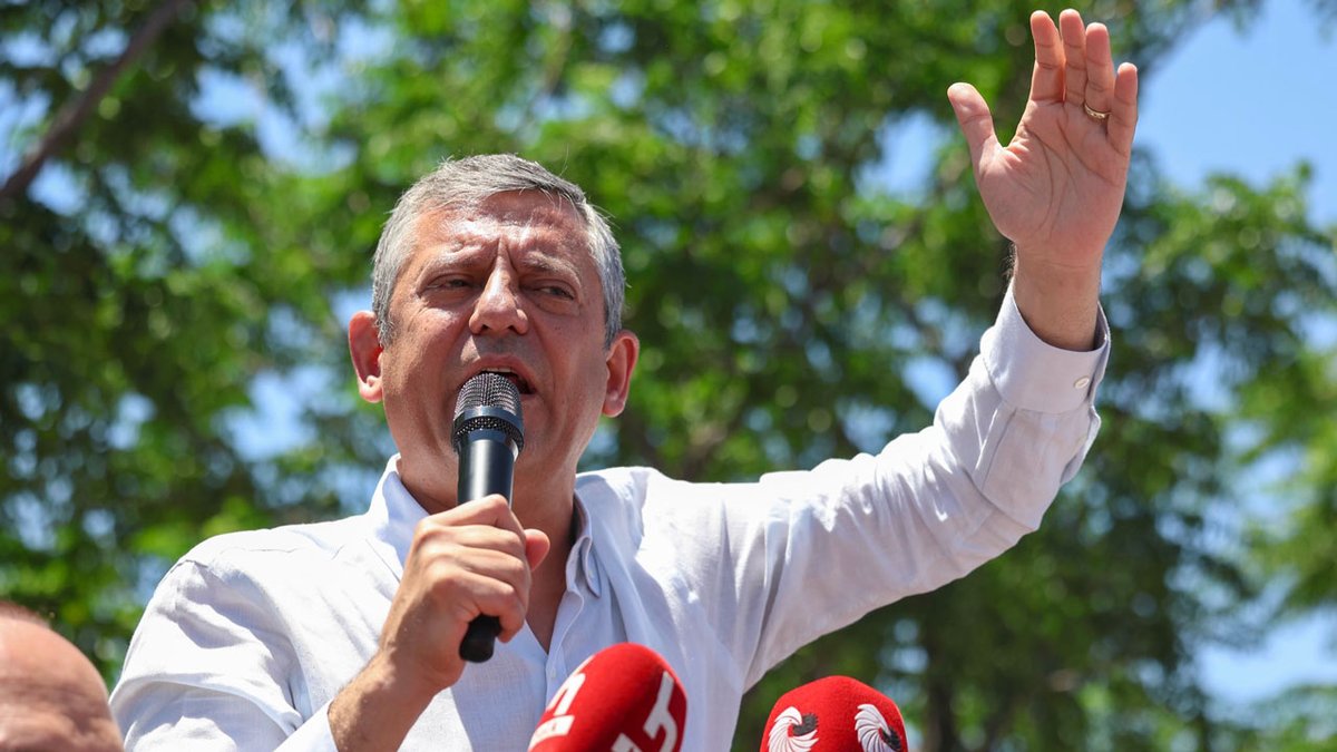 BirGun_Gazetesi's tweet photo. Özgür Özel: Bu sabah 05.30’da ilk kez Ankara’da ne oldu? Gizli tanık oldu. Kimliği belli değil, yüzü belli değil. Bir iftirayı atıyor, ortaya çıkmıyor. Onunla belediyemize operasyon yapıyor. Bunun nasıl bir siyasi operasyon olduğu apaçık ortadadır
https://t.co/MyFSONILsx https://t.co/y4mUDQW0ER