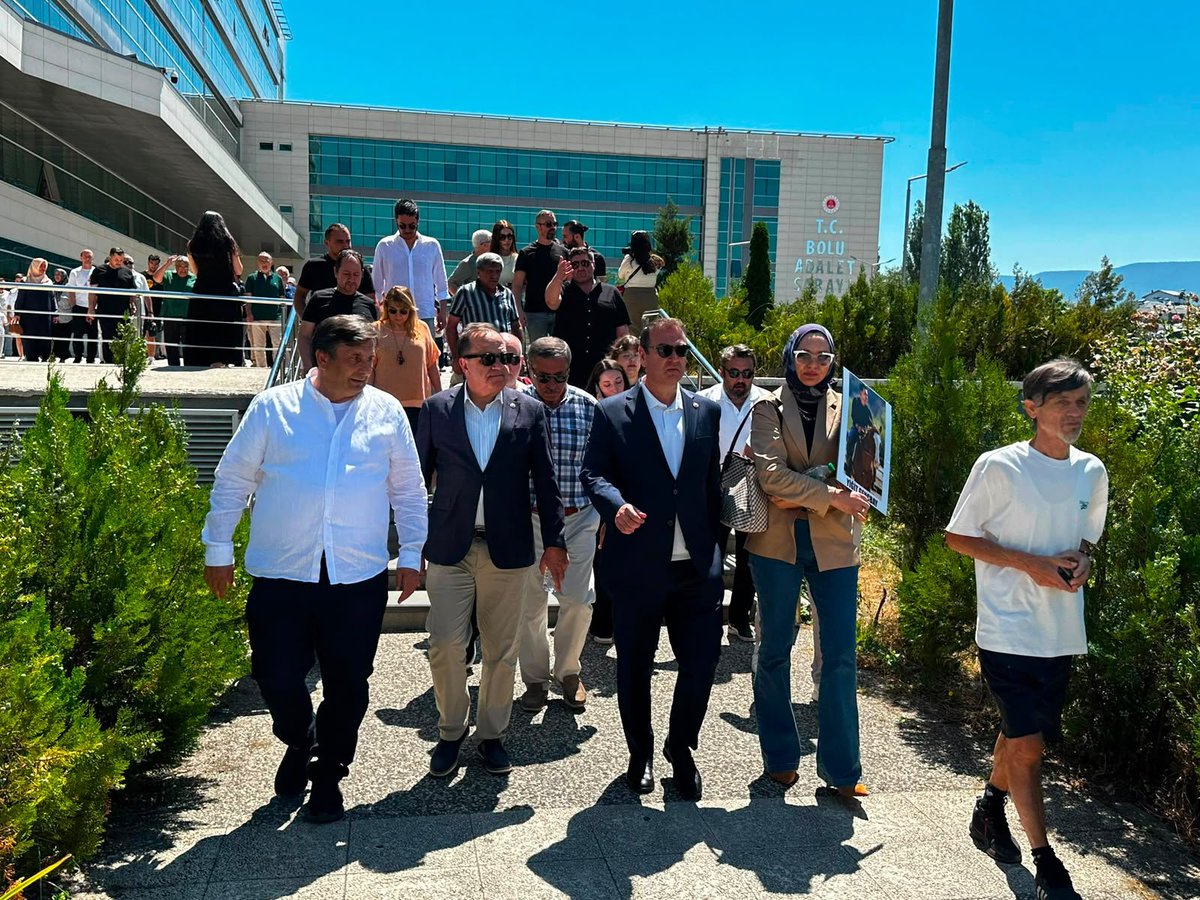 TurkerAtes14's tweet photo. Bolu Kartalkaya Yangın Faciası’nda yakınlarını kaybeden aileler adalet aramak için Ankara'ya yürüyor.

Bu felakette sorumluluğu bulunan Kültür ve Turizm Bakanlığı ve Çalışma ve Sosyal Güvenlik Bakanlığı temsilcilerinin yargılanması talebine dikkat çekmek, seslerini duyurmak https://t.co/ujql06sQRk