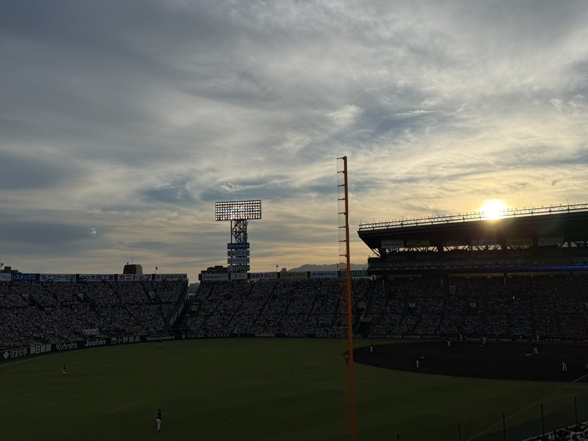 haruna11's tweet photo. 暮れゆく甲子園 https://t.co/Ja5WfMz0bb