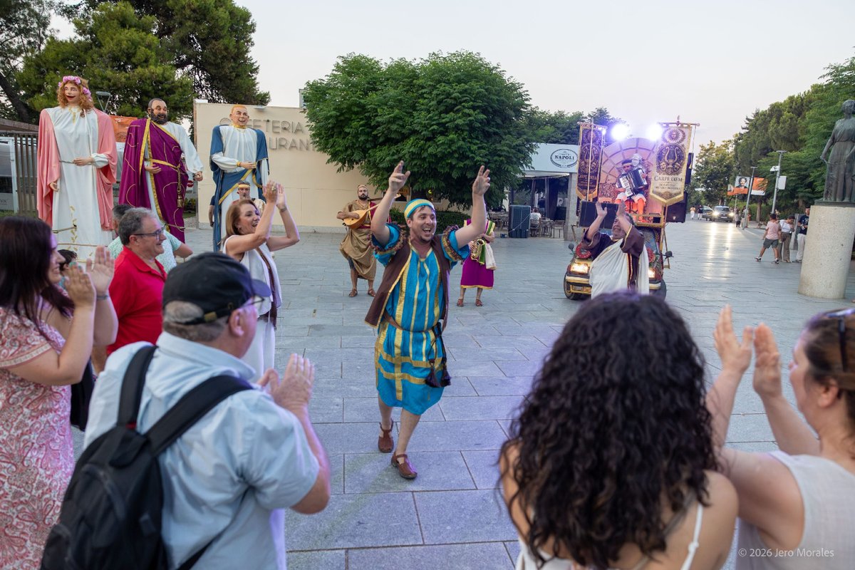 Festival_Merida's tweet photo. Hoy vuelve el pasacalles 'Horatius et Arcadia Orchestra' 🎶

Con música en directo, humor y músca en las calles de #Merida72🎺🎭

📍 Plaza Margarita Xirgu 🕞 21:00h 🔗 +info: https://t.co/oA2nKLkqon. https://t.co/9Su1ILxAXv