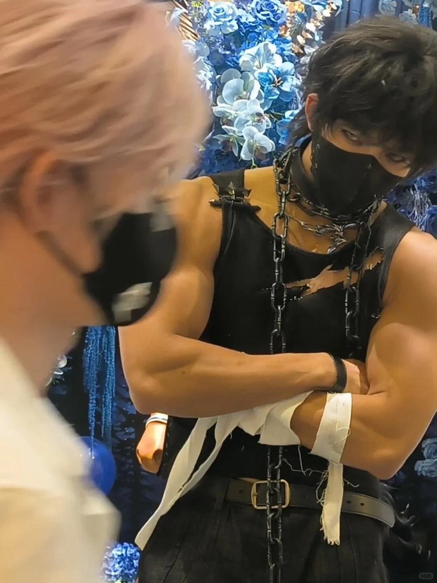 Kaneieeeee's tweet photo. #SilentWhispers #Theron #Valen

BilibiliWorld Day2,
You've already seen Alarik getting jealous over Theron and Valen—but have you already seen Theron glaring Valen??

I swear these two are being intimidated by Valen's presence. The power that Valen has. 📈 https://t.co/oMhscnXfuQ