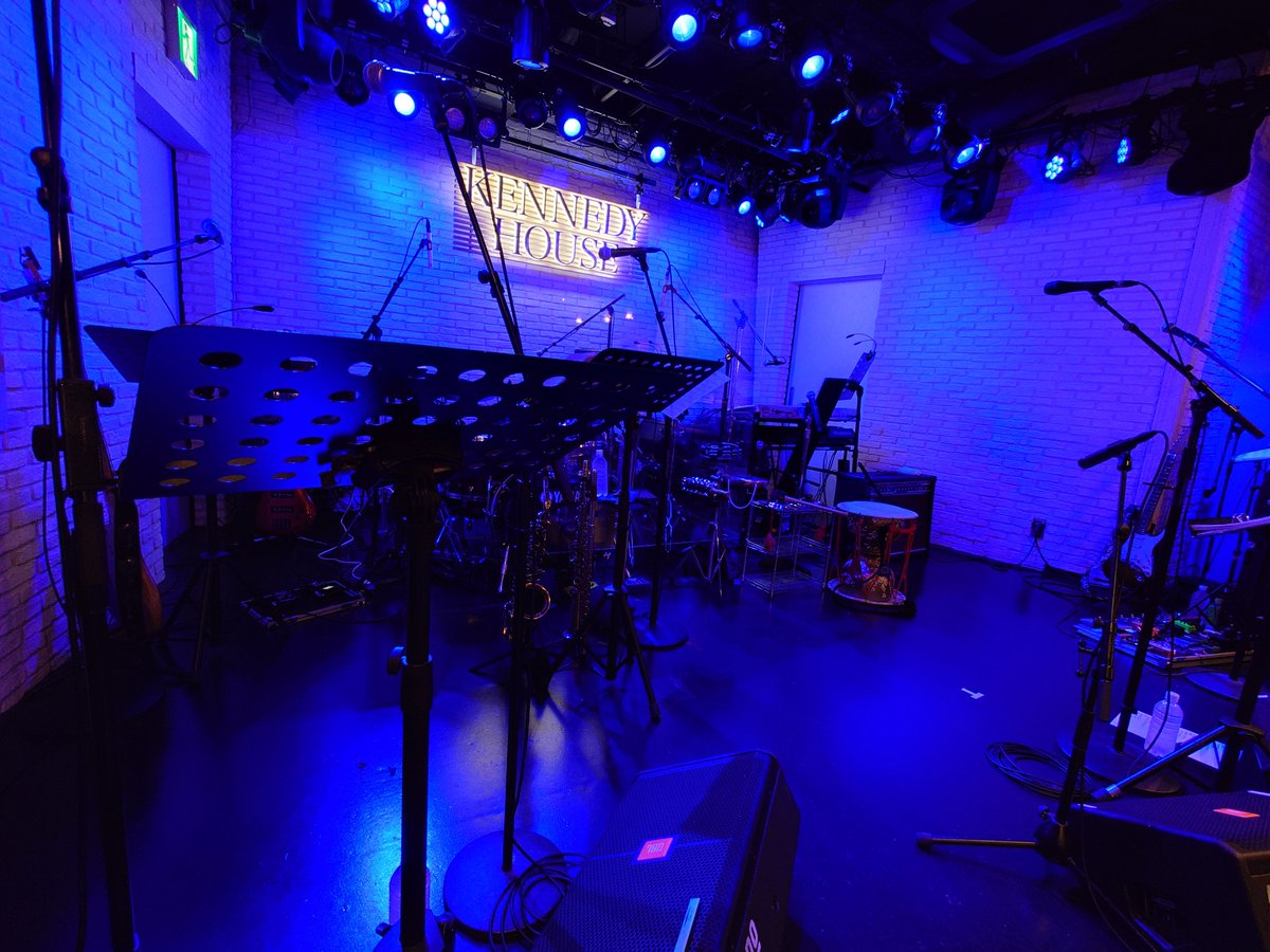 Hiro521R's tweet photo. そして、最後は、#ケネディハウス銀座 へ❗️
#ふとがね金太 さんのワンマンライブで、多分３年振りくらいか？
予定が重なって、中々行けなかった💦
#yayA ちゃんがよく出てる、#六本木_Be でレギュラーバンドのkey．#白井たか子 さんが２年くらい前から弾いてるよ～！と言うので、スケジュールも空いてたし速攻で予約😊👍
金太さんは、元々ボーカリストで、ツイストのドラムは招集されてから練習したんだそうです！
でも、当時、自分は世良さんの歌も好きだったけど、金太さんのスネアの叩き方が気持ちよくてファンになり、セイヤングのパーソナリティをやってたので、ハガキを送って読まれたことも！
本人はさすがに覚えてなかったけど、何度か足を運び、金太さん、なべちゃん！と呼び合う仲になったんです😊👍
いい曲作るし、声も太くて温かいので、あの明るい性格でのＭＣも和むし、青春時代のラジオ番組が甦るんです！😊👍
たか子さんも出て来て、明るいとこで合うと不思議だねって挨拶😊👍
楽しみ～～～🎶😊👍
