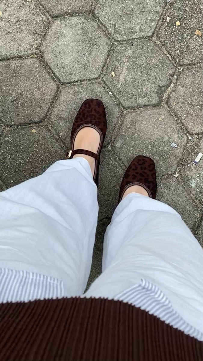 farad97720's tweet photo. Mau gaya ga perlu mahal sih 💃🏻
Flatshoes 70an iniii solusinyaa🥰🥰 https://t.co/TPI1Ane2rM