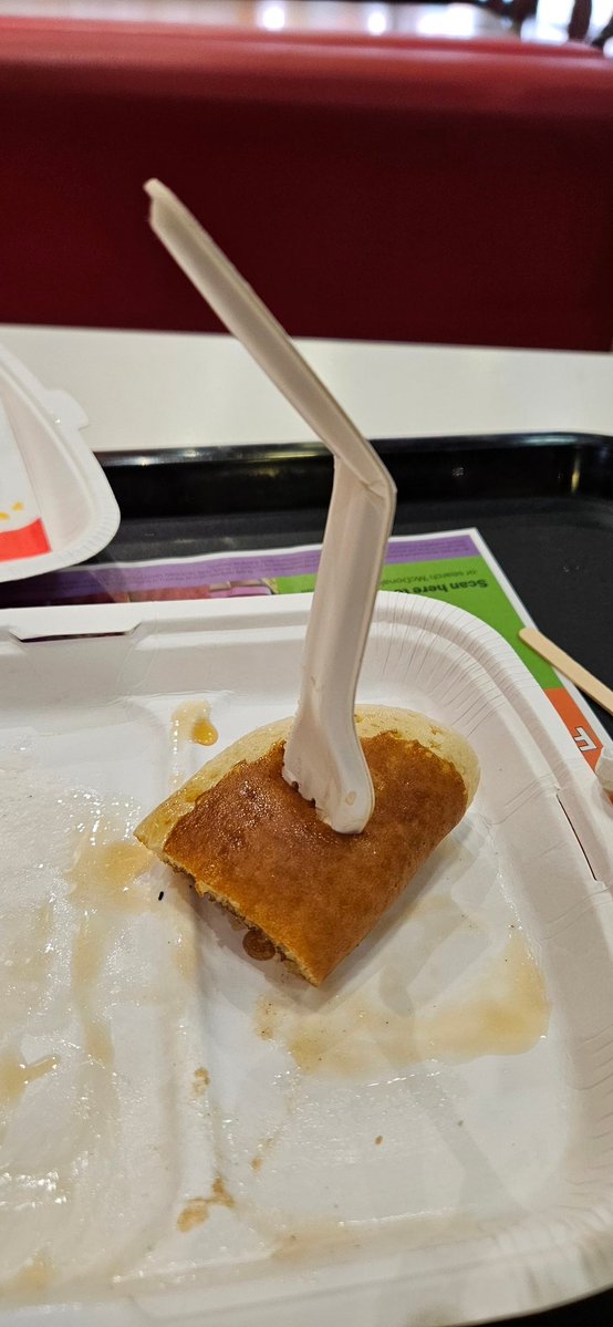 ItsLionspear's tweet photo. @McDonaldsUK please just charge us extra for better forks. You end up having to eat it with your hands 😪 https://t.co/k3kqGcSmFp