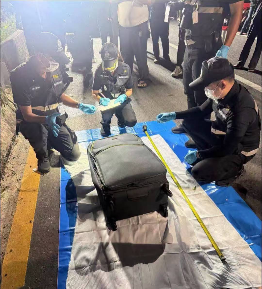morganlerro's tweet photo. 泰国17岁少女被澳洲老白男杀害分尸…就为500铢服务纠纷！

46岁澳洲男西蒙和17岁少女开房后，独自拖着行李箱离开机场…警方在铁路旁草丛找到她的遗体，嫌疑人已被抓获控谋杀。

完整案情细节+现场视频+类似重口案例预览在这里👇 https://t.co/21iRWi8ZGD