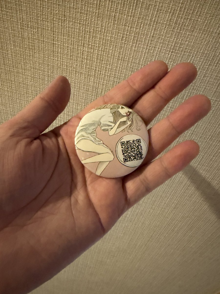 tenmei_dousuke's tweet photo. 右耳が全く聴こえなくなりまして、今月末に手術を受けるので家を片付けてたら昔の作品(元気な拒食症)の缶バッジが出て来ました。
携わってくださった皆さんありがとうございます。手術で今より耳が良くなる事はもうないとの事ですが、残された左耳でまた何か出来ればと思いました👍 https://t.co/o7Dk0R580A