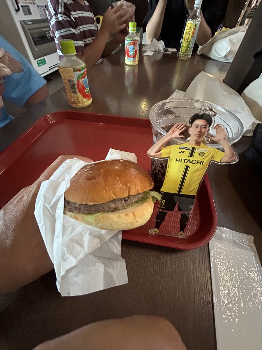 sun_surf01's tweet photo. 家族4人鹿バーガーを食べました。
誠に勝手ながら鹿さんには4タテが確定しましたのでご了承ください
#柏サポ網走遠征 https://t.co/d8xfkl3OJb