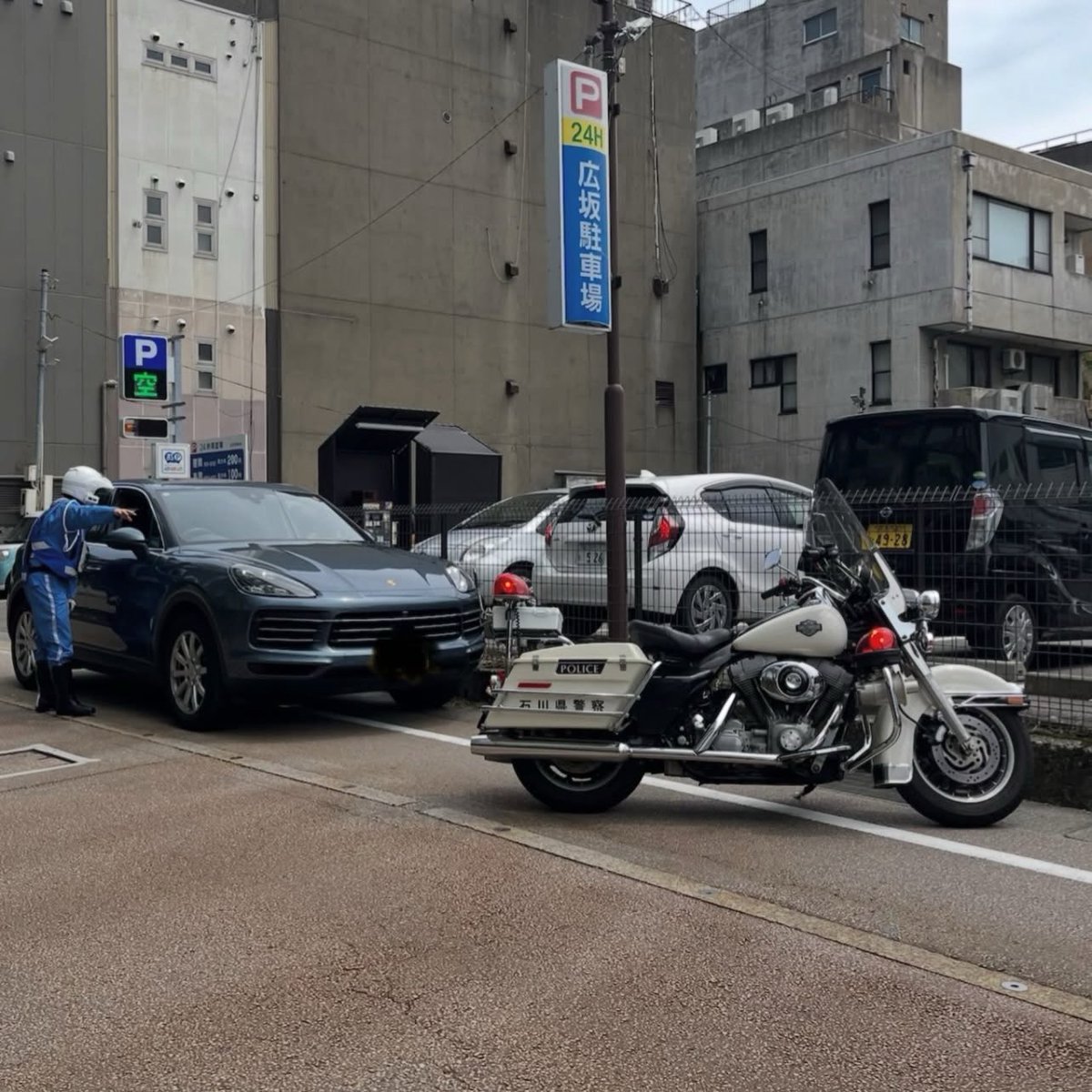 WindowTappcou0's tweet photo. 知らなかった。ハーレーの白バイってあるのですね。
ポルシェのひと叱られてた https://t.co/HFyFdwO45M