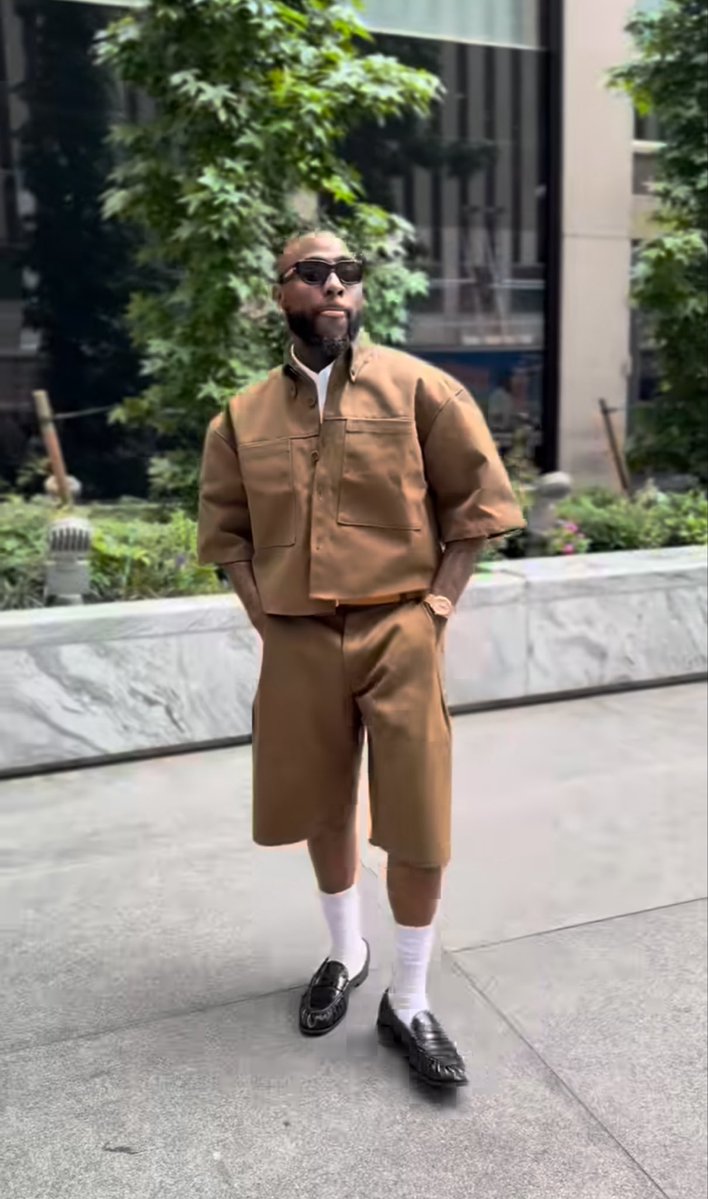 Esmart26's tweet photo. Wizkid go soon copy this Davido outfit 😂 https://t.co/xmvlDMX9Nv
