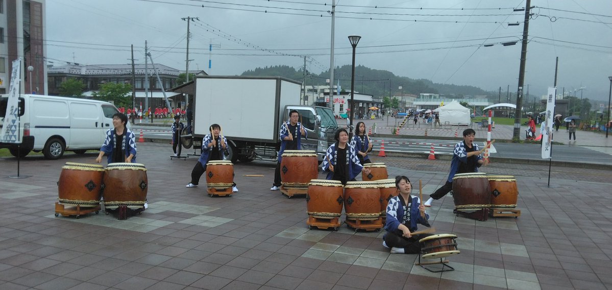 yasuhiro_5145's tweet photo. 道の駅おがオガーレの
イベント広場で太鼓演奏を
披露している
男鹿海洋高校郷土芸能部です。
2026.07.11 
#創業祭３３まつり
#なまはげ太鼓
#男鹿海洋高校郷土芸能部
#道の駅おがオガーレ
#男鹿 https://t.co/RJ7bYIrfgS