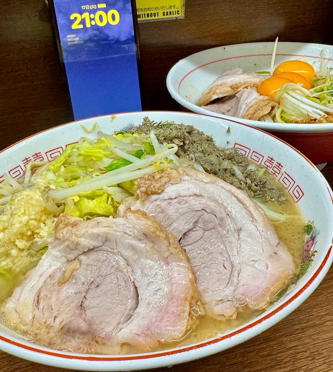delicious2626's tweet photo. 本日は国民の祝日・ラーメンの日

そしてこの度ラーメン二郎を1日15杯喰いました
1日14杯の最高記録を更新(たぶんギネス

どういうセトリでラーメン二郎を9店舗15杯食べたのか？
証拠付きで動画にしました👇
https://t.co/jihFFh8eDj https://t.co/BTnsetDXVw