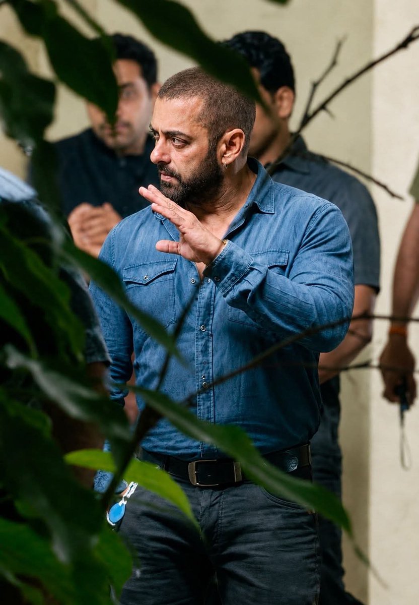 Paneerbhujia's tweet photo. Stop posting these AI-generated Salman pics. They're neither creative nor impressive anymore 🙏

#SalmanKhan https://t.co/gVU3n19vUr