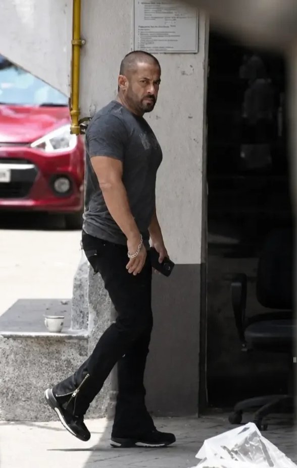 Paneerbhujia's tweet photo. Stop posting these AI-generated Salman pics. They're neither creative nor impressive anymore 🙏

#SalmanKhan https://t.co/gVU3n19vUr