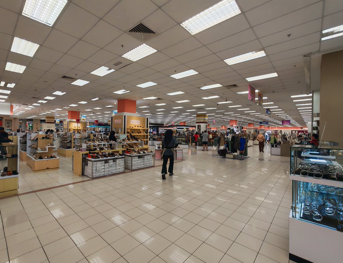 Fatihah_24's tweet photo. Encountered an Aeon that still uses the old 2000's design and lowkey it reminds me of a liminal space if you get rid of all the humans walking around... I wonder why this Jusco/Aeon hasn't been renovated yet... https://t.co/ZSdcrinn56