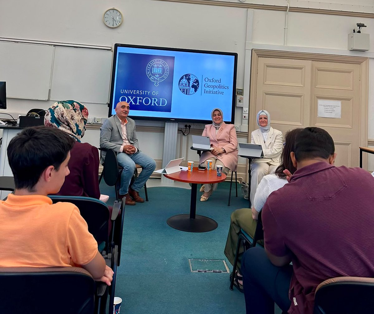 meryemgoka's tweet photo. 📍İngiltere / Oxford Üniversitesi

Bugün Oxford Üniversitesi’nde AK Parti Genel Merkez Kadın Kolları Başkanımız Sayın @tugbaisikercan ile birlikte “Türkiye’de Kadının Güçlenmesi: Politikalar, İlerlemeler ve Perspektifler” başlıklı seminerde ülkemizin kadınların siyasi hayata katılımı ve güçlenmesi konusunda ortaya koyduğu kazanımları paylaştık.

@Akparti döneminde TBMM’de kadın temsil oranının yaklaşık %4,6’dan %20 seviyesine yükselmesi, kadınların parlamenter diplomasi aracılığıyla eşitlik, göç, insani krizler ve sosyal uyum gibi küresel konularda daha etkin rol üstlenmesinin önünü açtı.

#Türkiye’nin tecrübelerini uluslararası platformlarda paylaşmaya ve kadınların karar alma süreçlerindeki rolünü güçlendirmeye devam edeceğiz.

@AKKADINGM @TBMMresmi
@aktanitimkonya @SeyithanAtes
@AKPartyForeign @UniofOxford