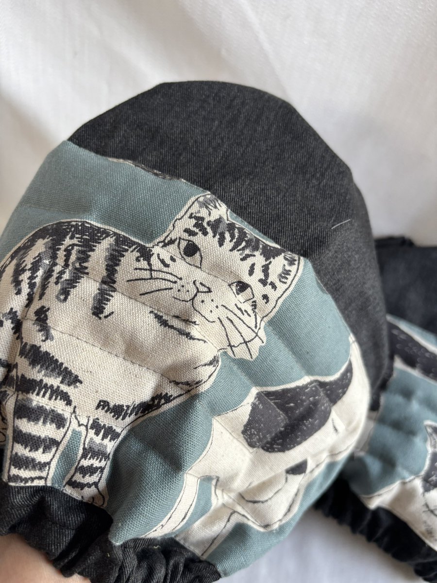 CapellaSewing's tweet photo. 運気アップは拭き掃除から〜✨
膝が黒くなっちゃうのが悩みの種ですよねー。
そんなお困りを解決‼️
当たる部分はふかふかキルティング、お掃除用膝当て作りました。
猫好きモニターさんに試してもらおっ💕 https://t.co/ad4JPqsUTq