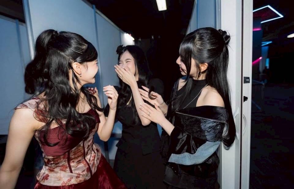 ForLoveliest's tweet photo. Erine &amp; Friends 🖤🫶🏻 https://t.co/lBvzYDbahz