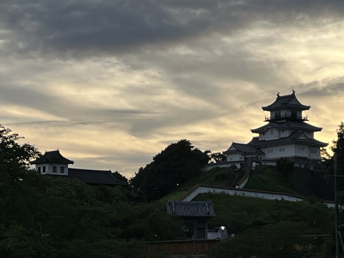 teabozu's tweet photo. 夕暮れの掛川城

三日月堀にカメさん発見 https://t.co/FzCwsa1EEO