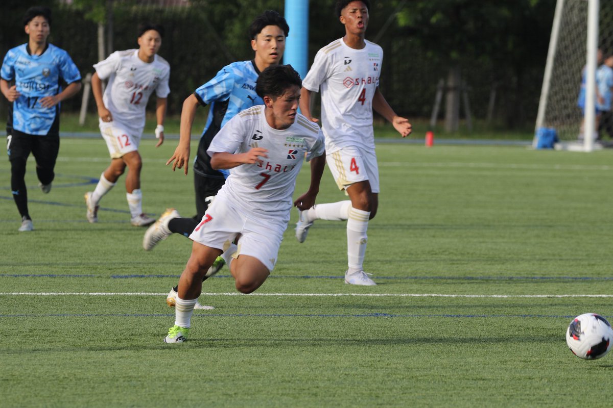 triority's tweet photo. プレミアリーグEAST
川崎フロンターレU-18 2-6 流通経済大柏

2週間前の台風による延期試合。流経柏が完膚なきまでに川崎を叩きのめして完勝。暫定首位の鹿島を上回って流経柏が前期を堂々の首位ターン。

何がすごいって2-6というスコアがこの試合を正当に表していないこと。川崎の1点目は流経柏のベンチにいる南雄太コーチのあの伝説のオウンゴールを見事(？)なまでにオマージュしたようなビックリオウンゴールで、あまりの力量の差にメンディーサイモン友が気を遣ってプレゼントをしたようなゴールで、1-10くらいが正当スコアだったと思う。

川崎が流経柏のセットプレーを全く抑えられずになす術なく失点を重ねる様子は見ていてちょっと辛かった。全ての要素で川崎を圧倒的に流経柏が上回っていたけど、これでインターハイ出られないんだから千葉県どうなってんだよと思う。

一方で川崎はマズそう。この夏で改善出来なければ降格は現実的だ。