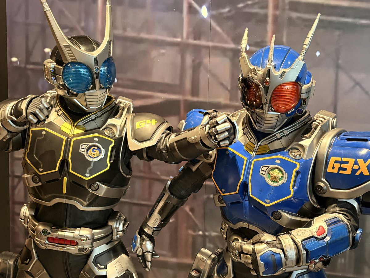 tasogaredansi's tweet photo. 福岡アギト展行ってきた！
入り口で山崎潤さんとのハイタッチでした！子供達も喜んでましたよ！
賀集さんと牧山さんには残念ながらお目にかかれず。。

内容はやはり圧巻で、ライダーの立像の多さ、迫力はパない！

とりあえず図録とガチャなど買いました

山崎さん写真撮ったら止まってくれて神だった https://t.co/mBJyHweLg0