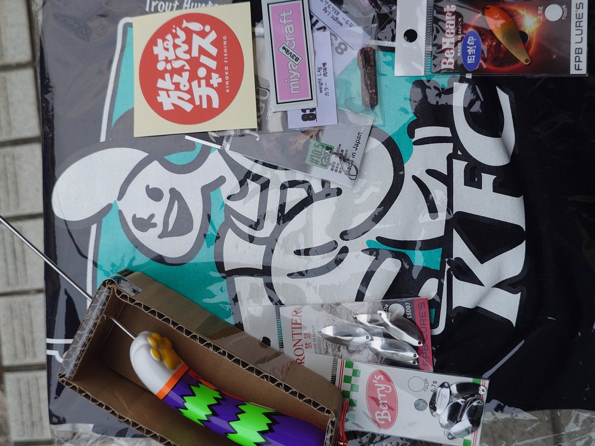996In's tweet photo. 本日のやらかし
しゃぼん玉君の当選スプーン受領しました。
感謝
KFCのTシャツ受領しました。
格好良い
FPBルアーブランクス、なんと7枚入り1500円
安過ぎでは?
猫の手リリーサー エ◯ァ「瞬間、心重ねて」
実は…同じ物3本目
秘密の83バイブ
文字数
#シャボン玉でいず
#KFC
#FPB
#なぶらや https://t.co/7hqAnQy7Em