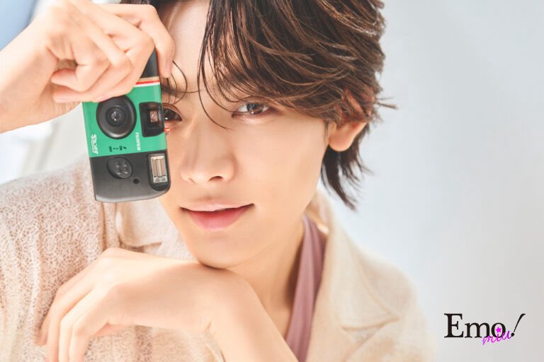 Emo_miu's tweet photo. ＼🌻MAKING MOVIE🌻／
【#NOA】くんの夏のおうち時間を覗き見!?🫧🍧

「エッセンシャル」のウォータートリー���メントとのコラボ撮影の様子をお届け🏠濡れ髪姿に、かき氷シーンも🎬

[▼���イキングはコチラ]
🔗https://t.co/iKVimogh3C

@noamusic_japan
#NOAと恋する速乾エッセンシャル
#Emomiu https://t.co/BOLt9gD6vM