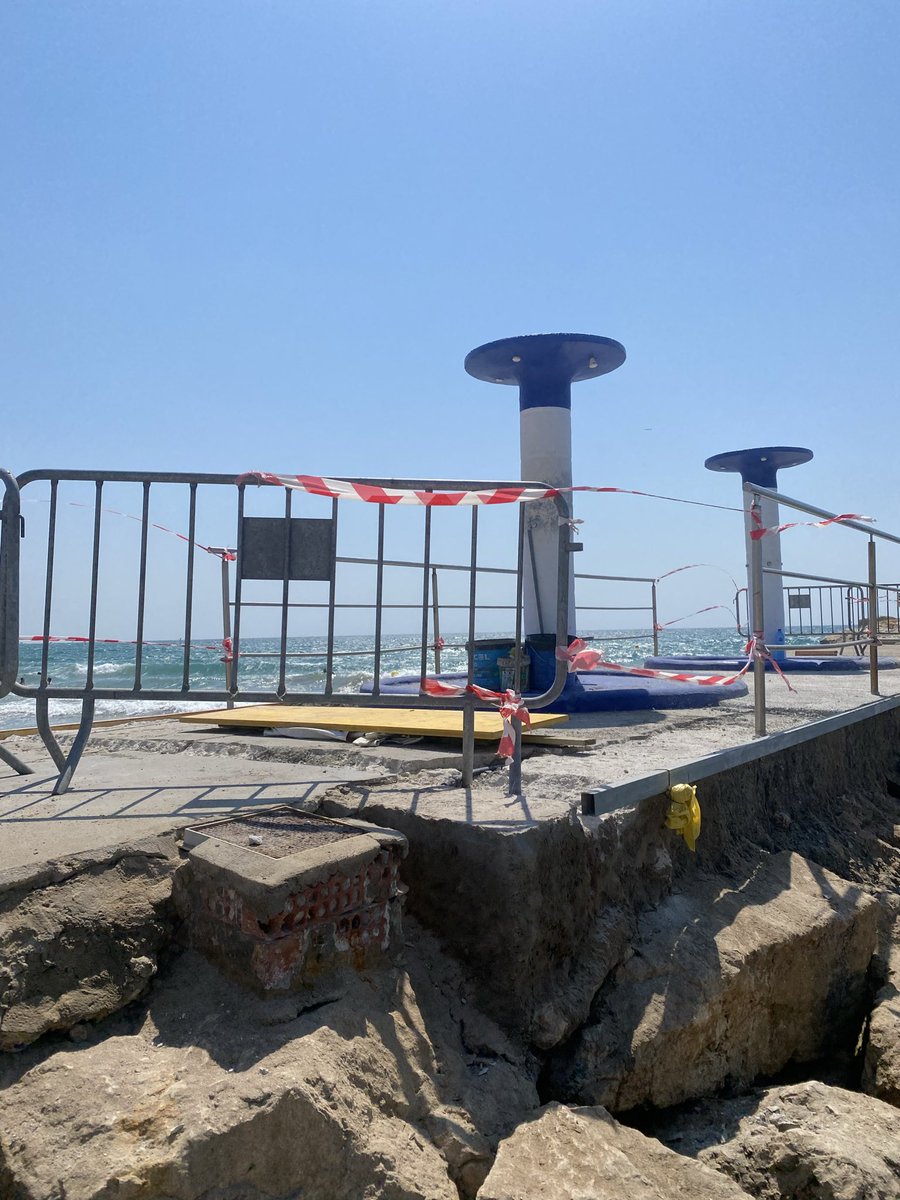 gemma_mmiras's tweet photo. Hola @AjSitges aixo sols passa a sitges un dissabte
11 de juliol en plena onada de calor https://t.co/vQdjzgSxvP