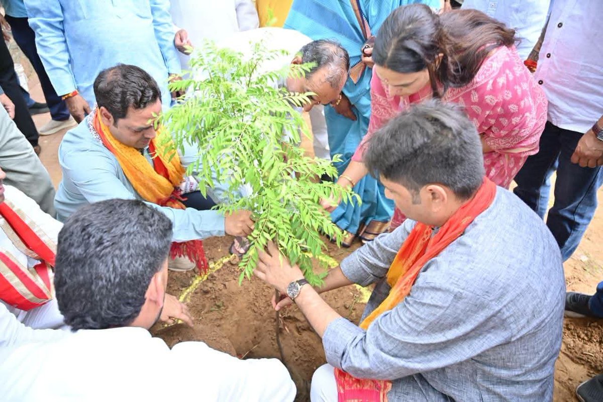 madanrrathore's tweet photo. आज ग्राम धौलाई, सांगानेर में "एक पेड़ माँ के नाम" अभियान के तहत वृक्षारोपण कर पर्यावरण संरक्षण, हरित विकास एवं प्रकृति संवर्धन का संदेश दिया।

इस अवसर पर भगवान भोलेनाथ का जलाभिषेक एवं विधि-विधान से पूजन-अर्चन कर समस्त प्रदेशवासियों के सुख, समृद्धि एवं खुशहाली की कामना की तथा दिव्य दर्शन कर आशीर्वाद प्राप्त किया।

साथ ही विप्र फाउंडेशन के प्रदेश महामंत्री सुशील कुमार जी के जन्मदिवस पर उन्हें शुभकामनाएँ प्रेषित कीं तथा उनके उत्तम स्वास्थ्य एवं उज्ज्वल भविष्य की मंगलकामना की।
.
@BJP4India @BJP4Rajasthan