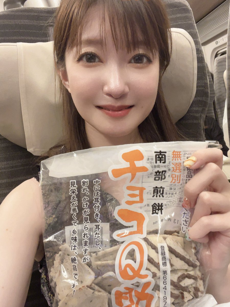 minnapikapika's tweet photo. リンゴジュースにイカメンチで、まだまだ青森感じながら帰ります🚄☺️アップルパイ＆チョコがけの南部せんべいはデザートに🍎🍫

チョコがけ南部せんべい、前に食べたときに美味しすぎて感動して、ホワイトチョコのとそれぞれ3袋ずつ買った🫶

差し入れしていただいたものもお家でじっくり楽しみます❣️
お心遣いありがとうございます🙏💕