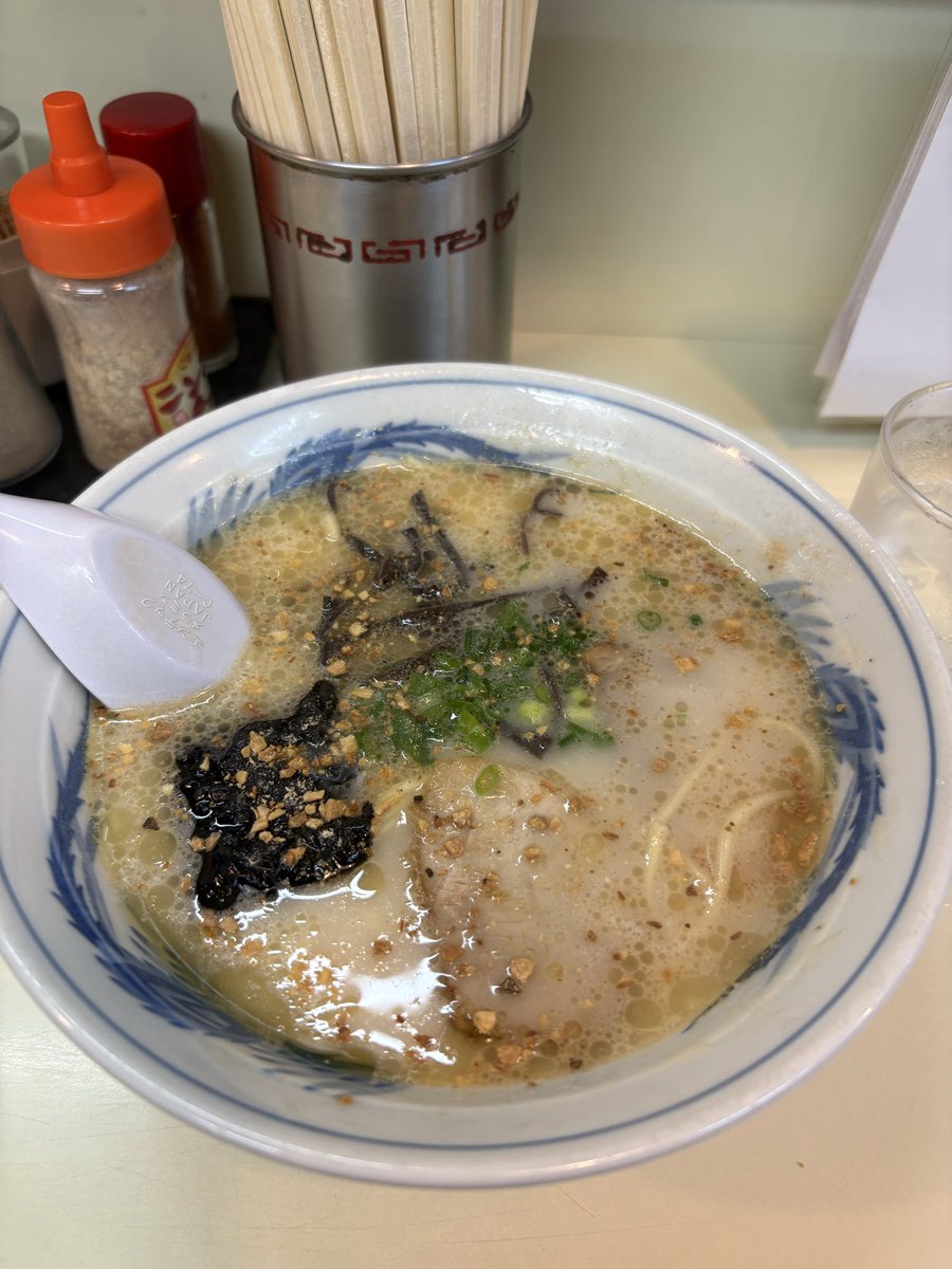BataBataBity's tweet photo. 流れるように熊本ラーメンを食べる https://t.co/Jk2KEa9bxo