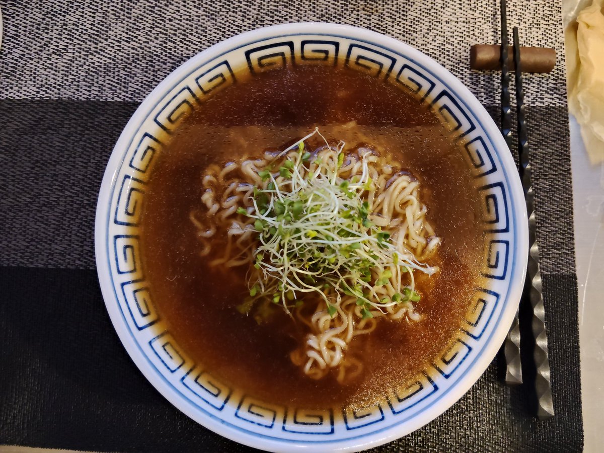 takechanmen_'s tweet photo. 今年のラーメンの日は
自作スープとサッポロ一番の麺合わせたやつで
和食感ある一杯です。
#ラーメンの日
#鶏むね肉
#3回追ってます
#どんこ
#根昆布
#鶴醤
#日本酒
#お湯
#油無し
#ブロッコリースプラウト
#サッポロ一番醤油の麺
#粉は使ってない https://t.co/qiDwhCZNYT