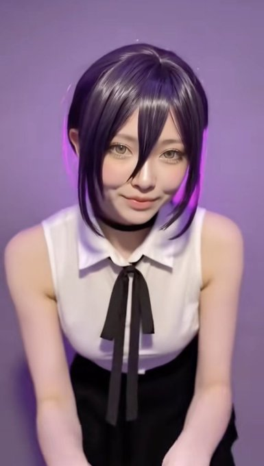 cat7wi's tweet photo. 屏幕里，一个动漫女孩穿着 cosplay 服装，随着音乐跳舞。

大多数观众以为这是某位真人创作者的账号。

但镜头之外，真正运营这个账号的，是一个穿白衬衫的人。

他甚至没有亲手设计这个角色。

只是从已有角色库中选择了一个形象，为她搭建视觉设定，然后点击发布。

场景始终保持一致：

同一面墙。

同一种紫色灯光。

一个虚拟角色，借用了几年前别人创造的形象基础。

没有租用摄影棚。

没有寻找专业 coser。

账号背后的操作者也不是视频里的女孩。

Claude 负责处理互动回复。

Fanvue 插件帮助安排内容发布和订阅价格。

其余部分，则由 AI 和自动化流程完成。

第一个月，这个账号获得约 700 美元收入。

第二个月，一条视频意外爆火，收入提升到 6100 美元。

每天投入时间不到 35 分钟。

账号不会疲惫，也不会停更，因为它不依赖一个需要休息的人。

1200 名用户关注她。

70 人选择付费。

但他们从未和角色背后的真人直接交流。

他们购买的，不只是一个 cosplay 形象，而是一种持续存在的互动体验。

#Polymarket