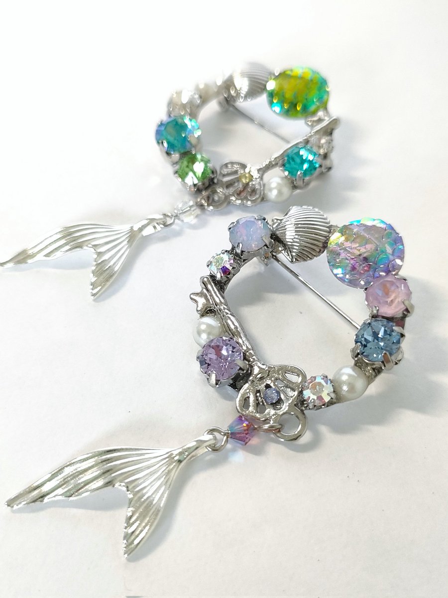 witchs_anemone's tweet photo. 新作ブローチ『人魚姫の宝箱』、そして久しぶりの『人魚姫のイヤークリップ』、本日21時から1点ずつ販売開始です🧜‍♀️ https://t.co/vGdhnmb2ry