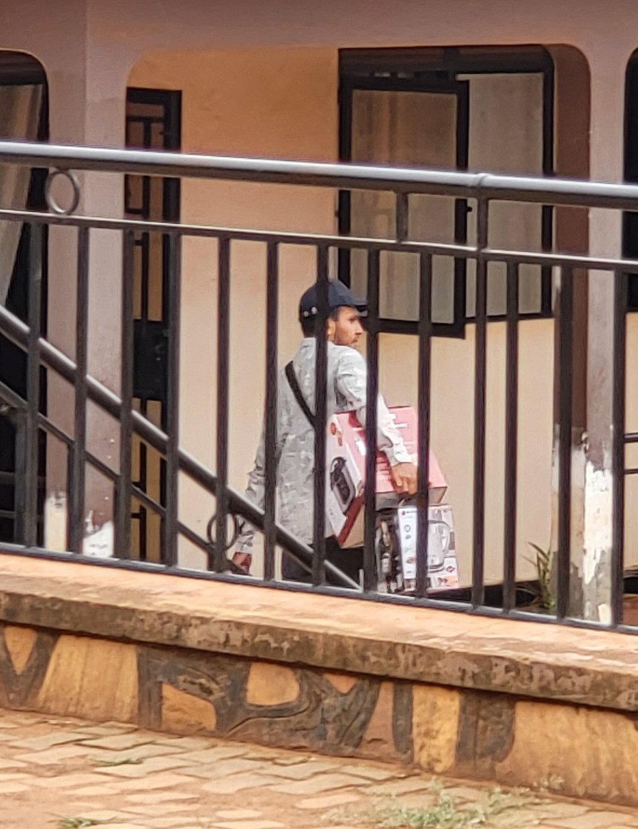 KwikirizaNova's tweet photo. This guy, who is clearly a foreigner came knocking on my door, hawking cookers, when I asked him if he was Ugandan, he walked away.

Those who are more traveled than me, can you turn into a hawker in a foreign country?

How does that work? https://t.co/g48pxUp2Jj