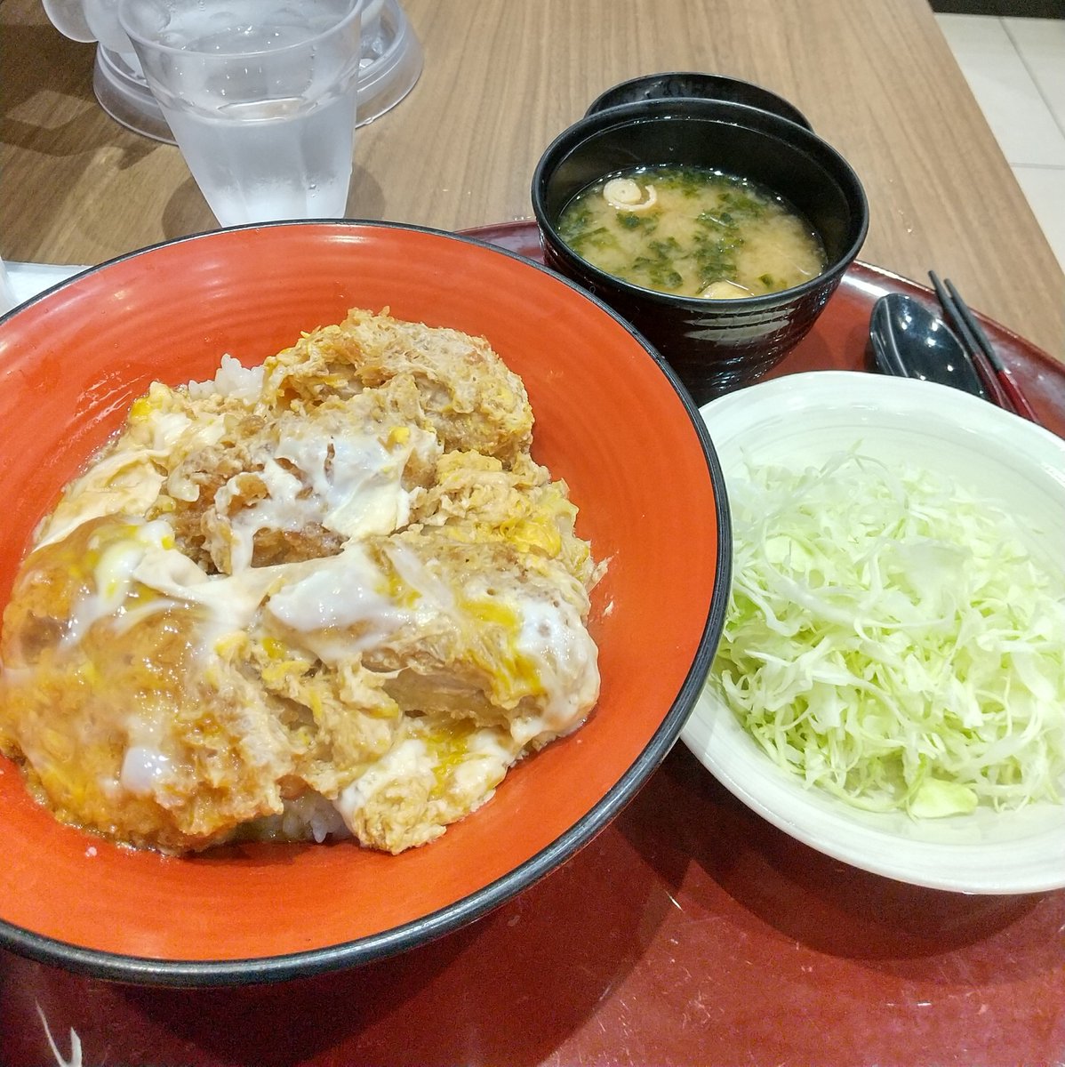 merryodai's tweet photo. 今日はデパ地下でとっっても久しぶりの外食💕
トンカツ定食と思って頼んだらカツ丼で「??」となったけど、メチャクチャお肉柔らかくておツユの染み方が絶妙だったのでコレで正解でした😚 https://t.co/KIfv0ZMSpI