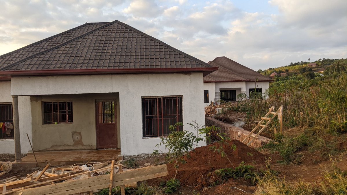 SHDRltd1's tweet photo. Hari benshi bumvaga bidashoboka ko inzu nziza nkiyi yagurishwa 37M nikibanza kirimo
Ark byabaye impamo ubu mubwugugamo estate Ushobora kugura inzu kuri 45M ukishyura mubyiciro https://t.co/v6yEphJZ9s